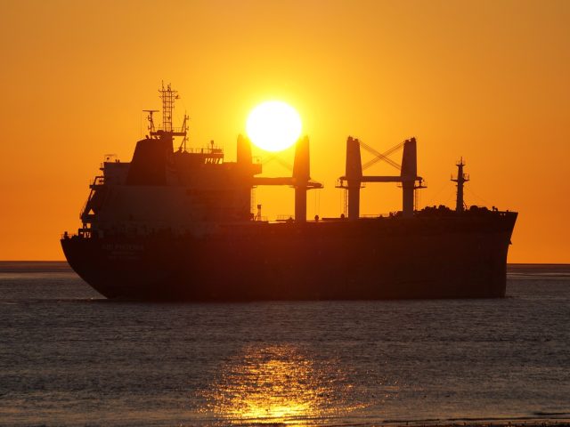 freighter-4042353_1280-640x480.jpg